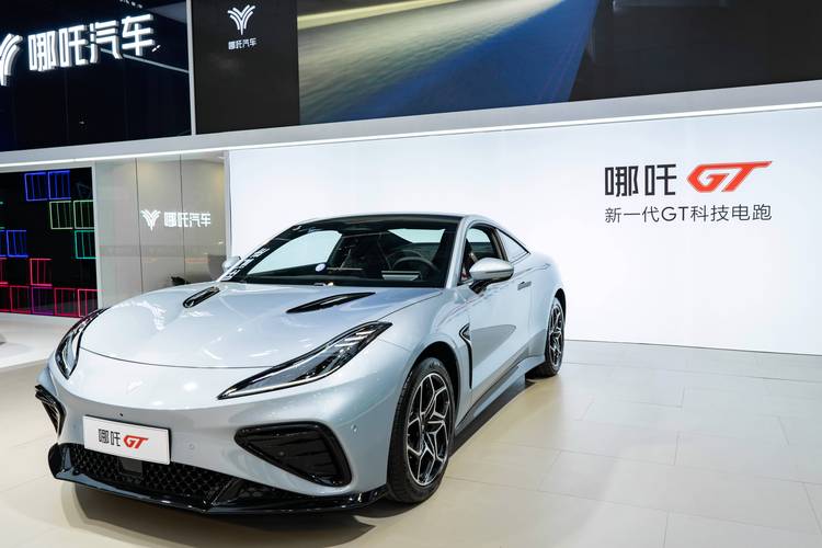 成都324哪吒汽车在智能汽车领域的表现，领途汽车在新能源汽车市场中的影响力